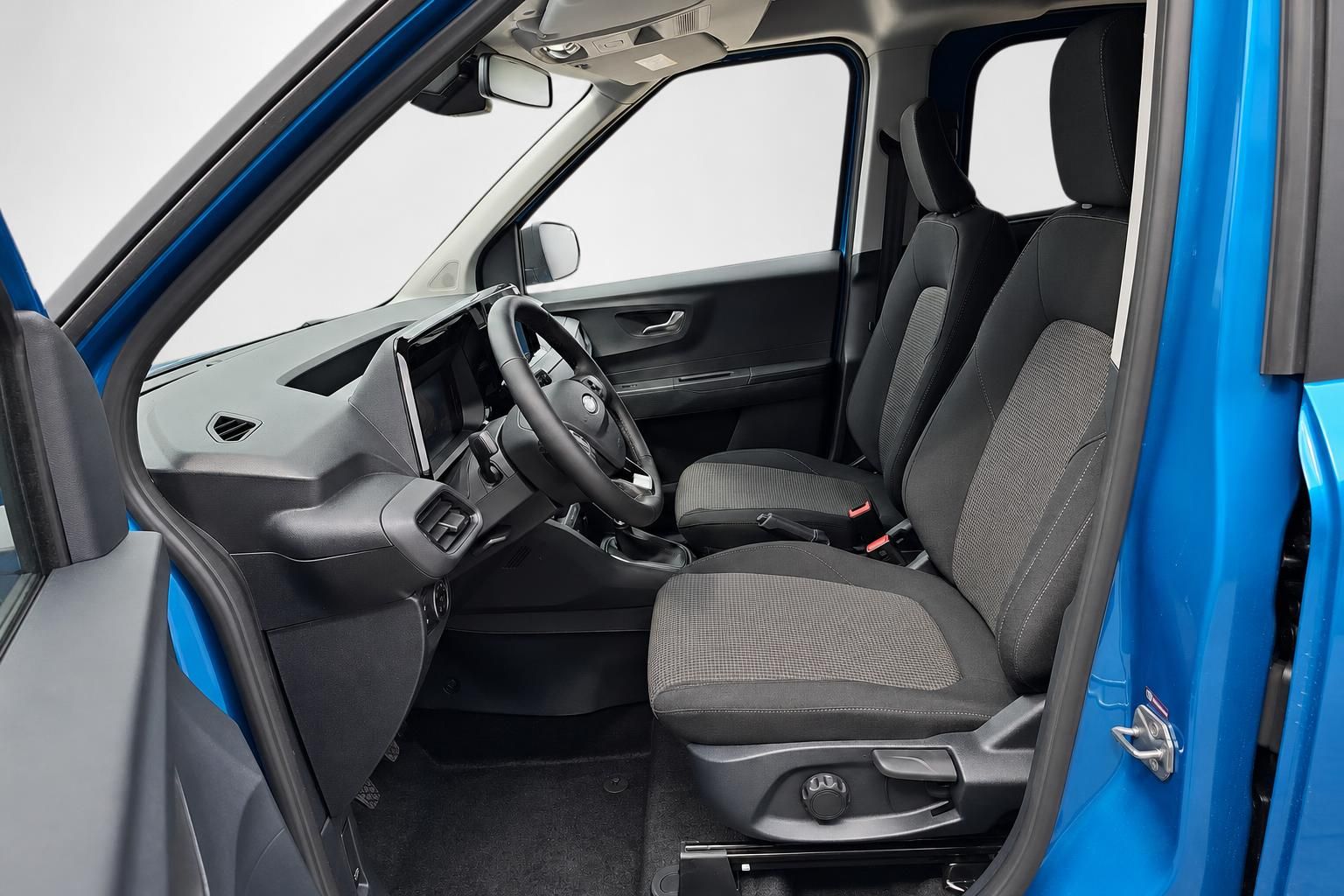 Innenraum Ford Tourneo Connect mit Blick auf Fahrersitz und Cockpit