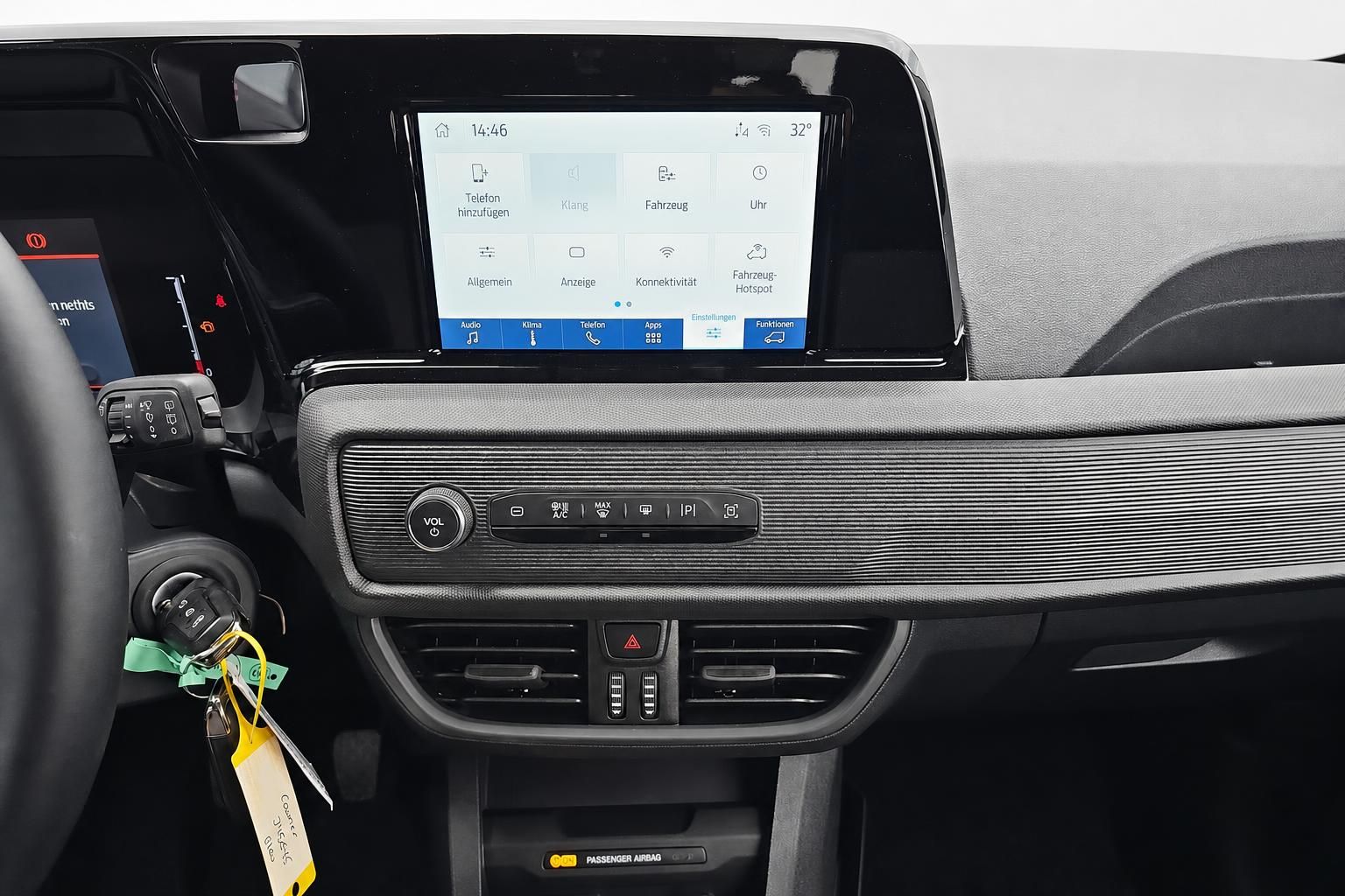 Touchscreen und Mittelkonsole im Ford Tourneo Connect Innenraum