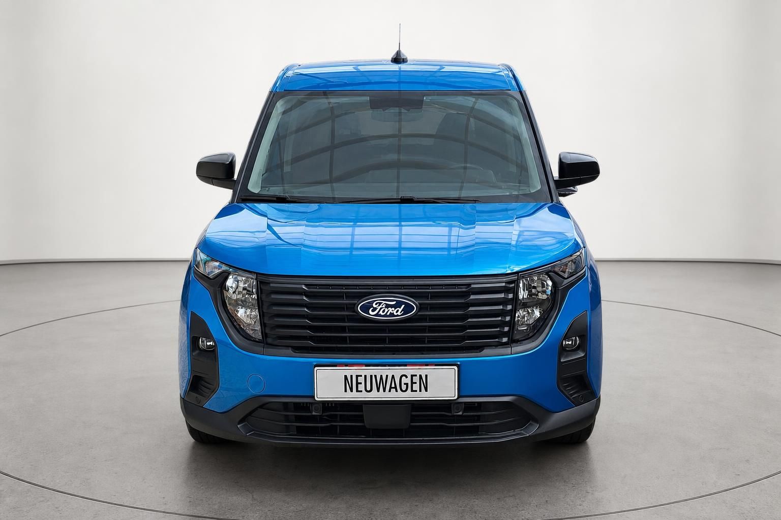 Ford Tourneo Courier blau Frontansicht Neuwagen im Studio