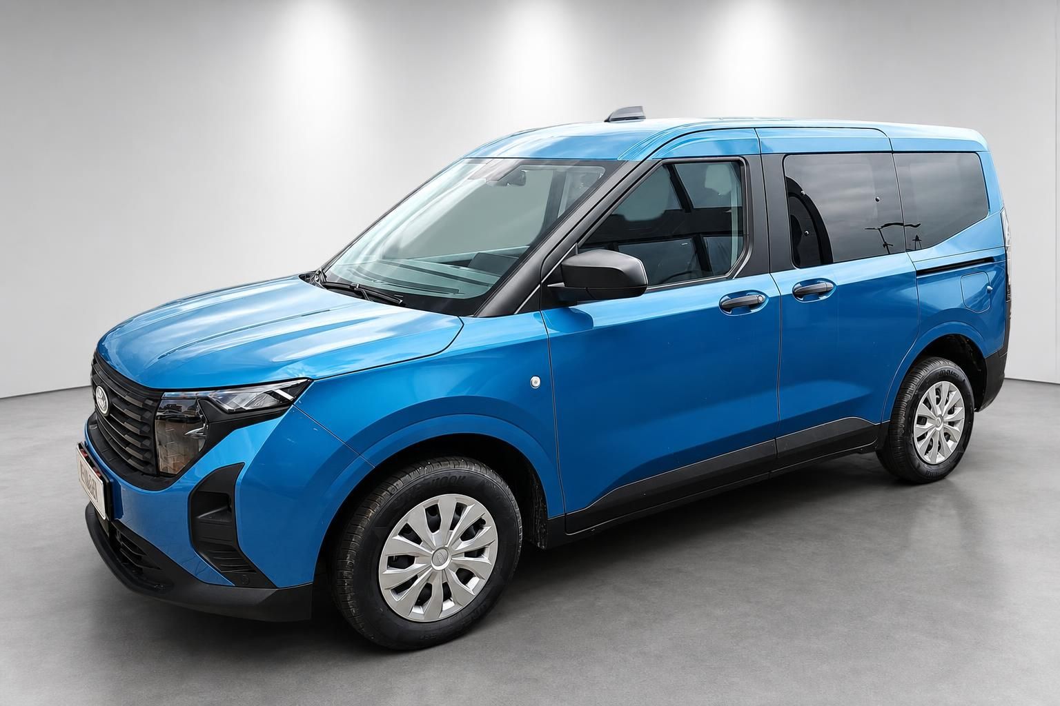 Ford Tourneo Courier blau Seitenansicht schraeg vorne