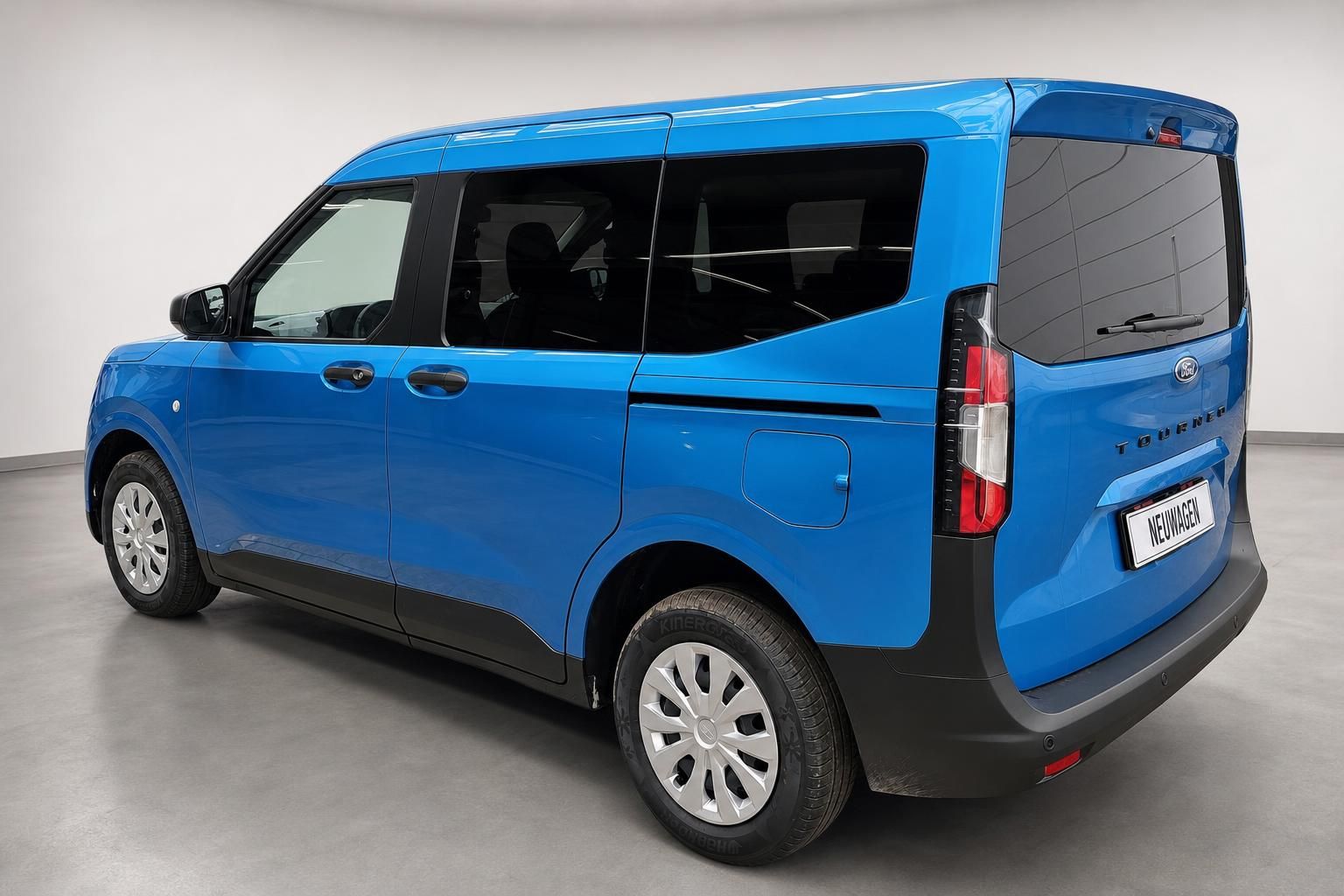 Ford Tourneo Courier blau Heckansicht schraeg Neuwagen