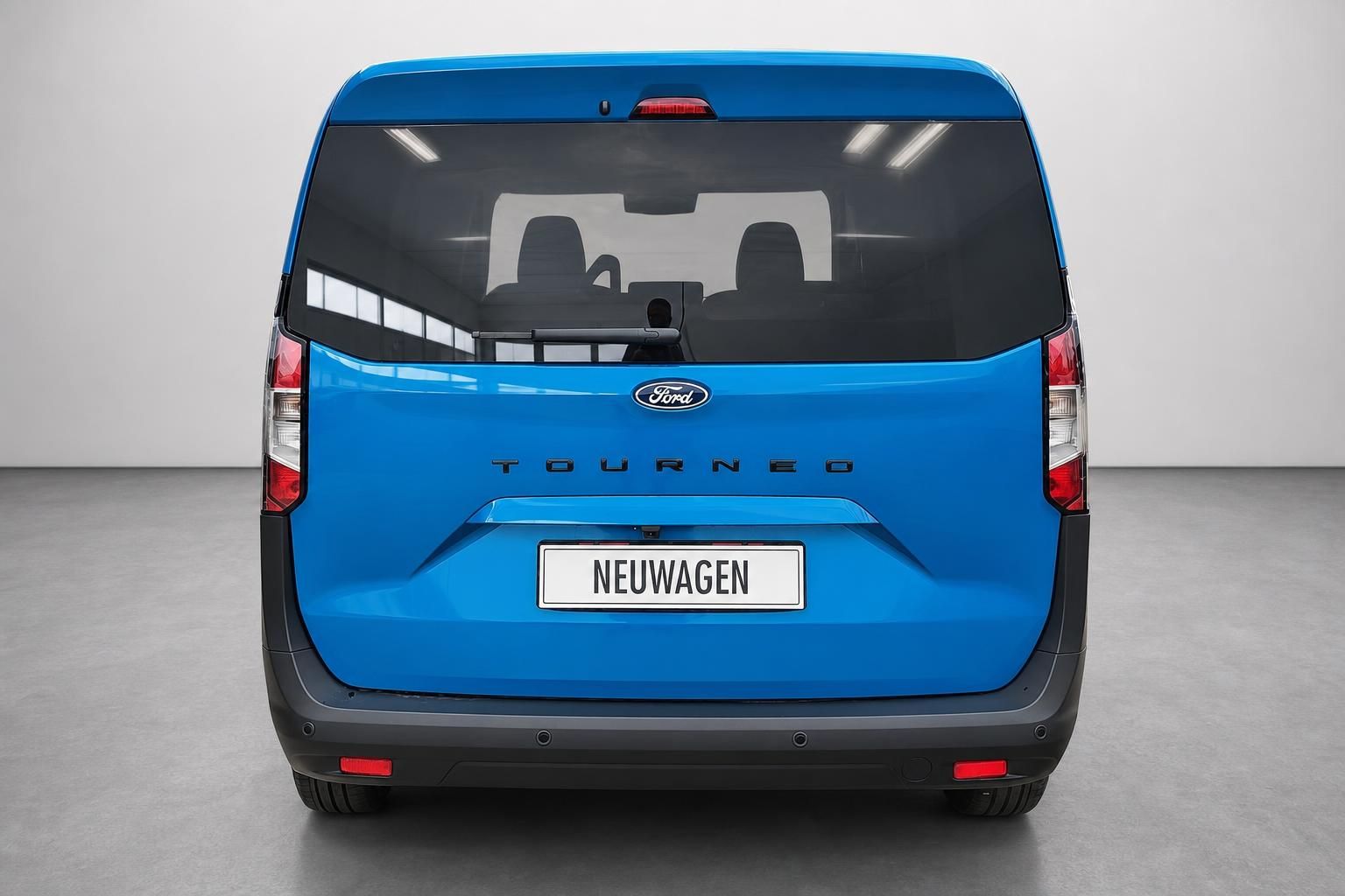 Ford Tourneo blau Heckansicht mit Kennzeichen im Studio