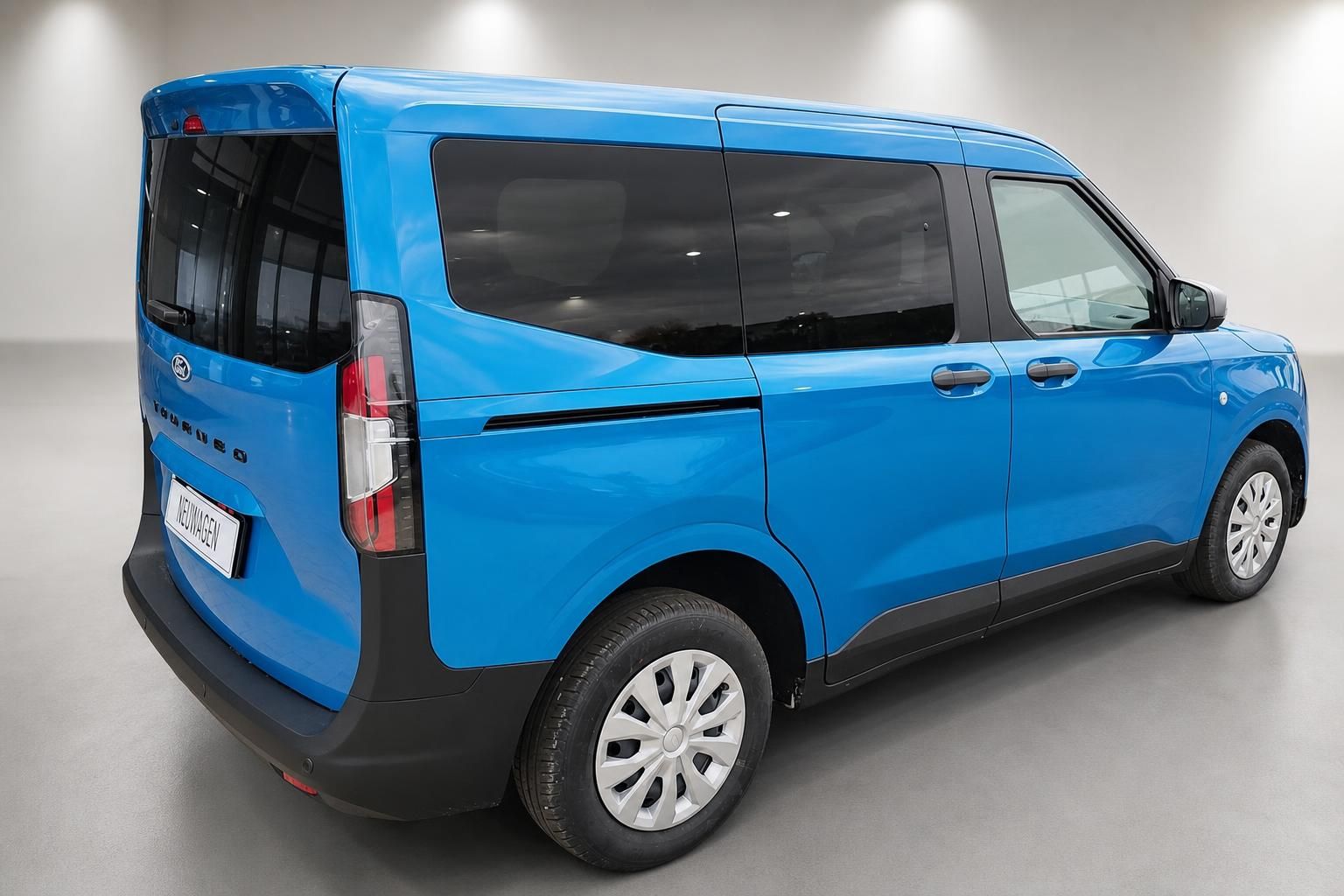 Ford Tourneo blau Heck-Seitenansicht Van im Studio