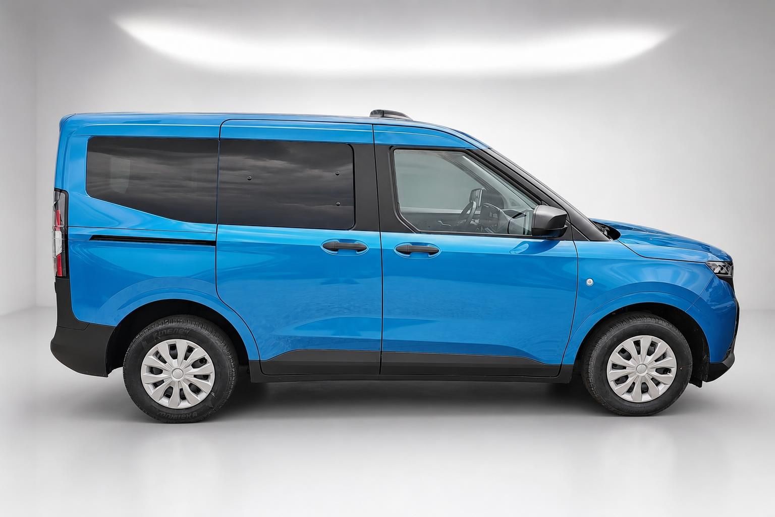 Ford Tourneo blau Seitenansicht Van im Fotostudio