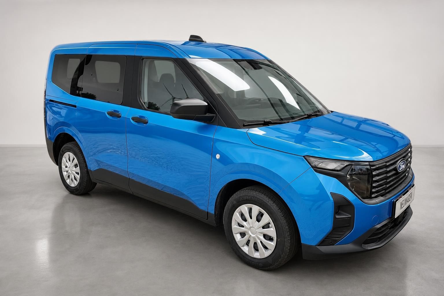 Ford Tourneo blau Frontansicht schraeg im Fotostudio