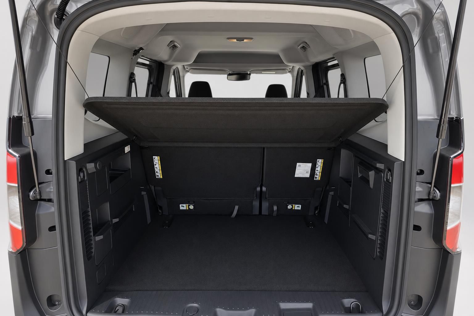 Kofferraum eines Vans mit umgeklapptem Laderaumboden und offener Heckklappe