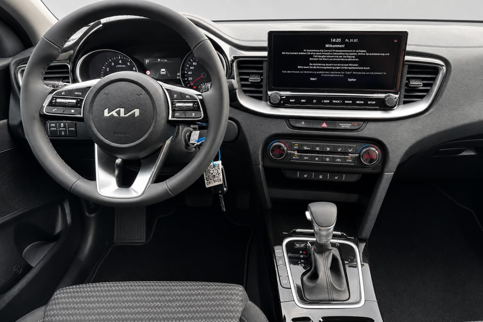 Kia Cockpit mit Lenkrad, Touchscreen und Automatikschaltung