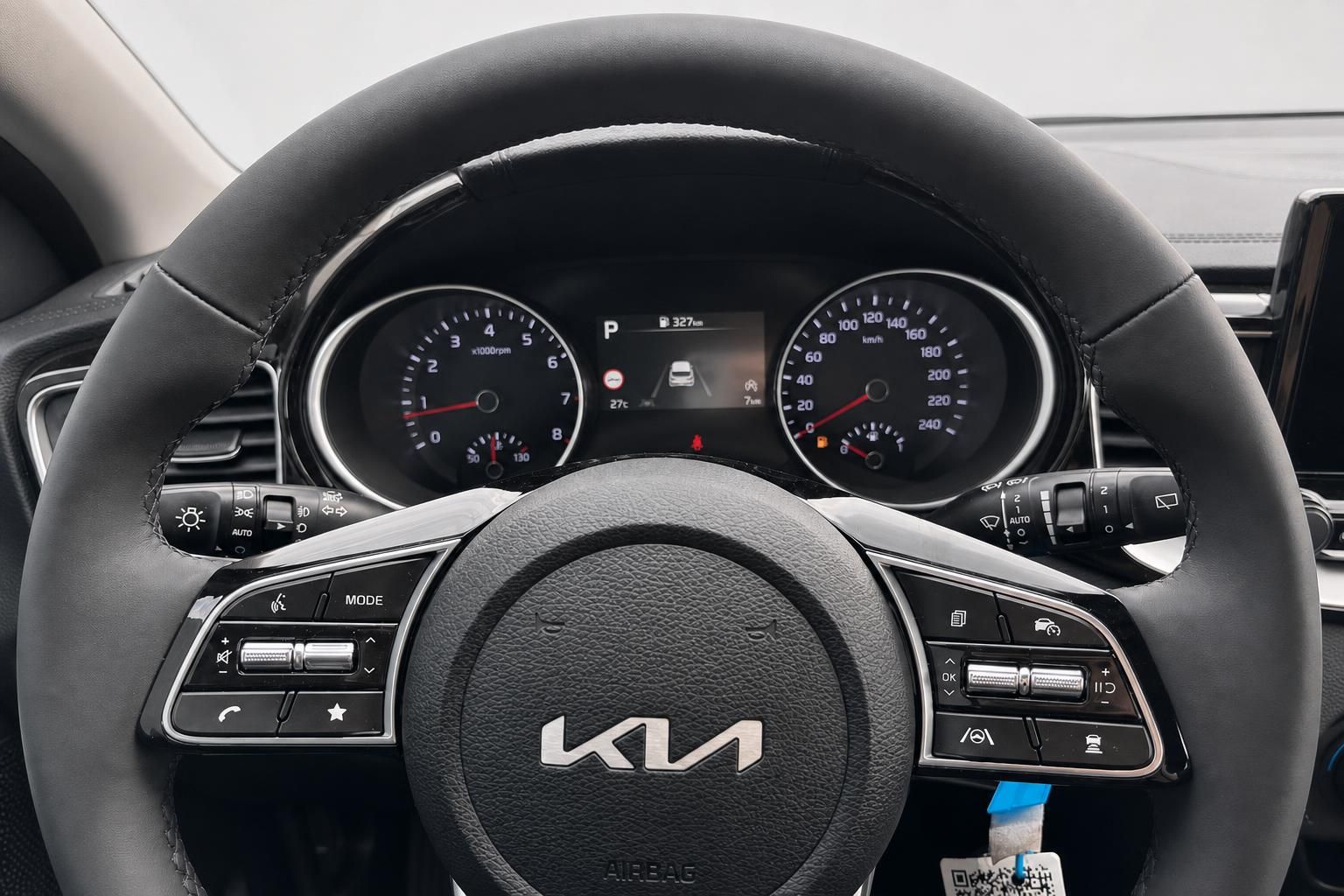 Kia Lenkrad mit Multifunktionstasten und Tacho im Innenraum