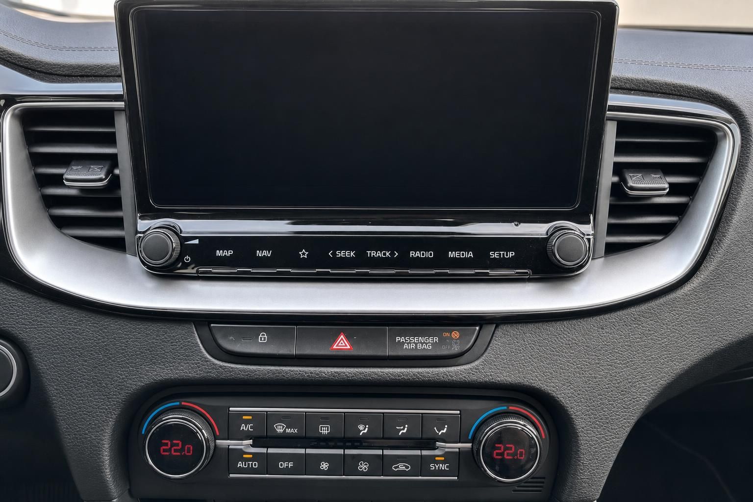 Kia Infotainment-Touchscreen und Klimabedienung im Cockpit