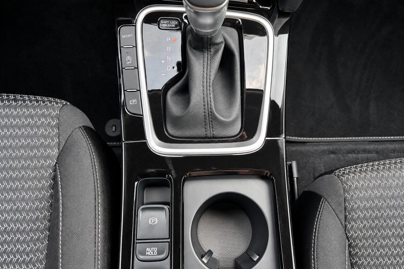 Kia Mittelkonsole mit Schalthebel und Getraenkehalter Detail