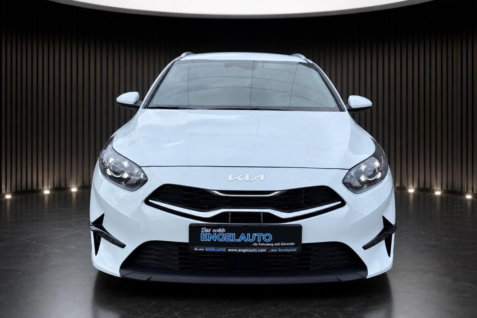 Kia Ceed Sportswagon weiss Frontansicht im Autohaus