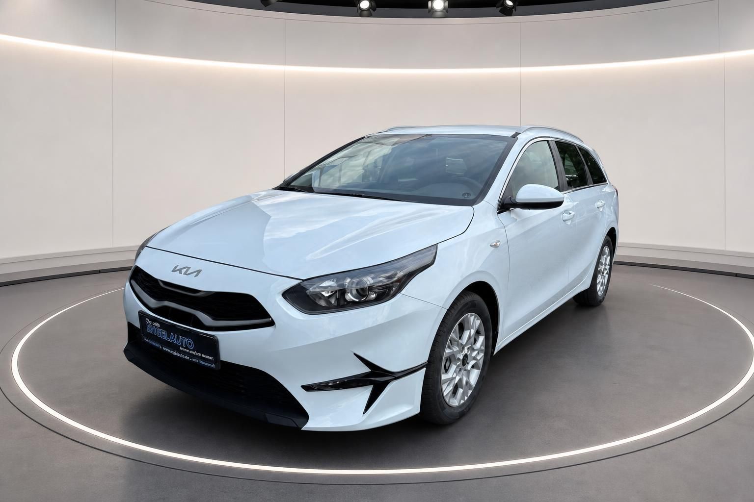 Kia Ceed Sportswagon weiss Halbseitenansicht vorne im Studio