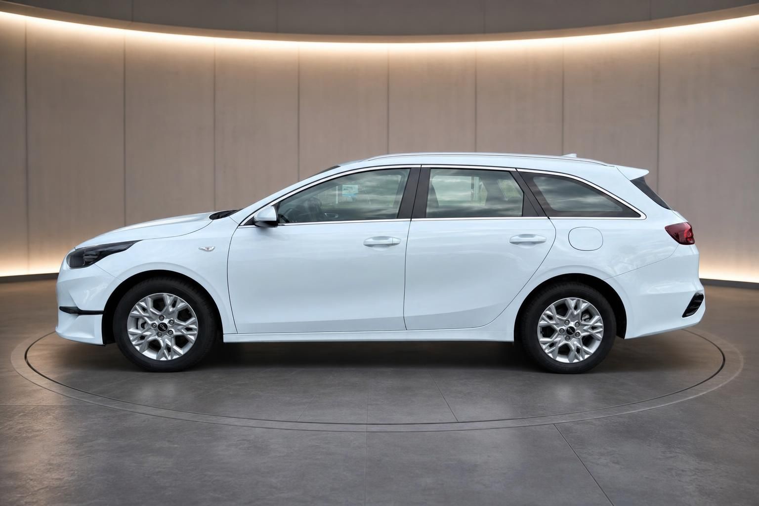 Kia Ceed Sportswagon weiss Seitenansicht komplett im Showroom
