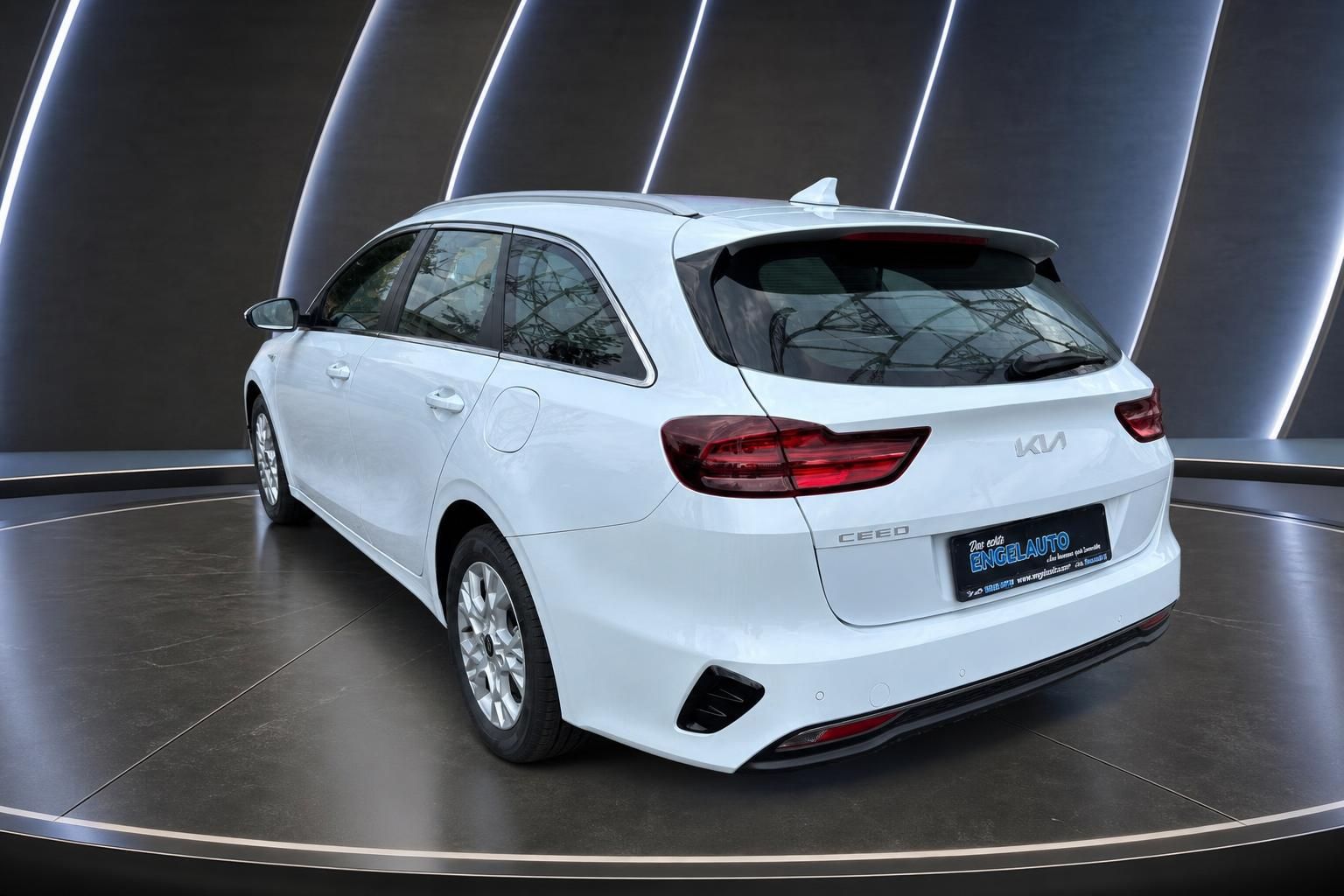 Kia Ceed Sportswagon weiss Heckansicht schraeg im Autohaus