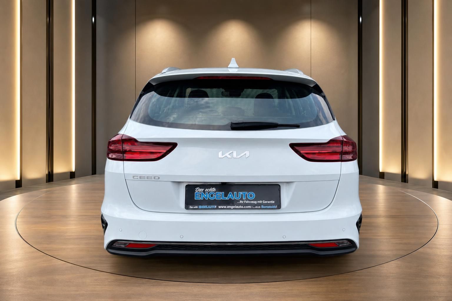 Kia Ceed Sportswagon weiß Heckansicht mit Kennzeichenhalter
