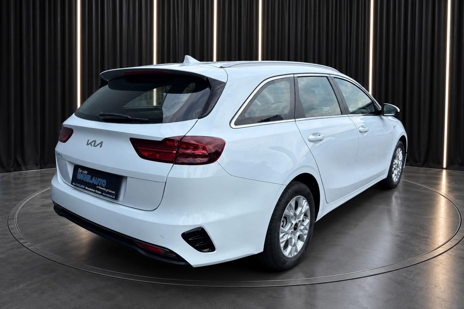 Kia Ceed Sportswagon weiß Heck-Seitenansicht schräg von hinten