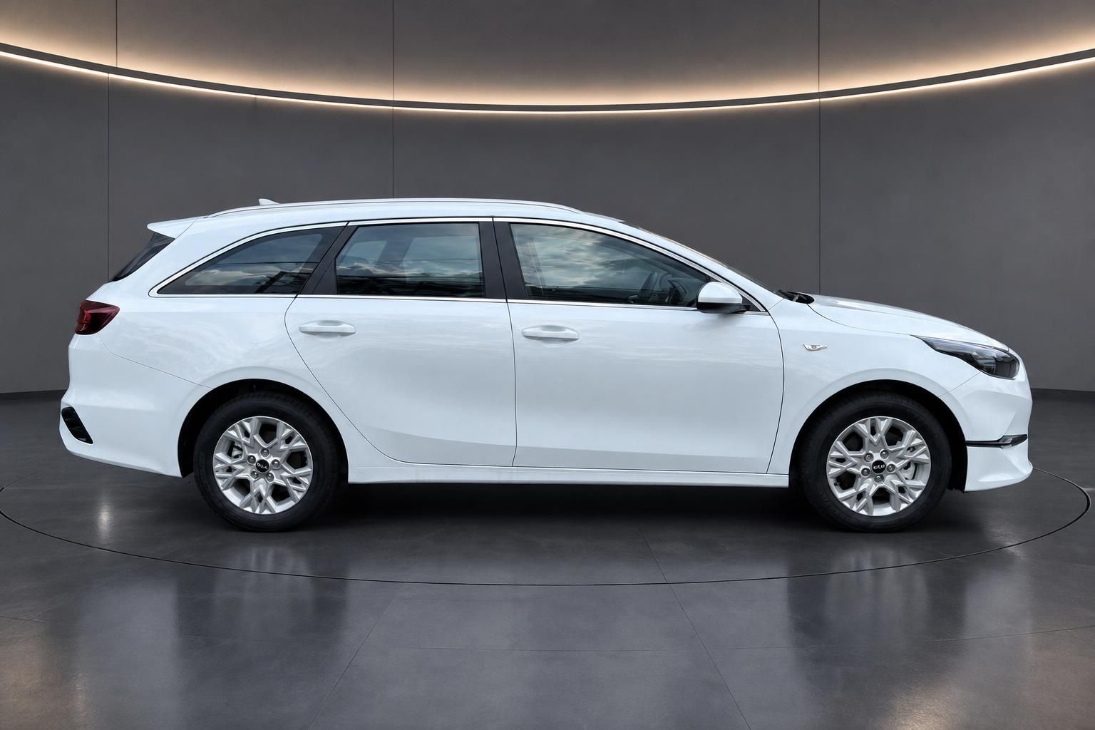 Kia Ceed Sportswagon weiß Seitenansicht im Autohaus