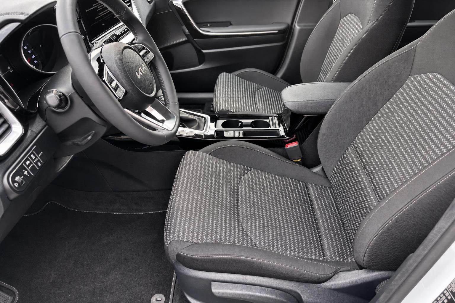 Kia Ceed Innenraum Vordersitze und Mittelkonsole Detailansicht