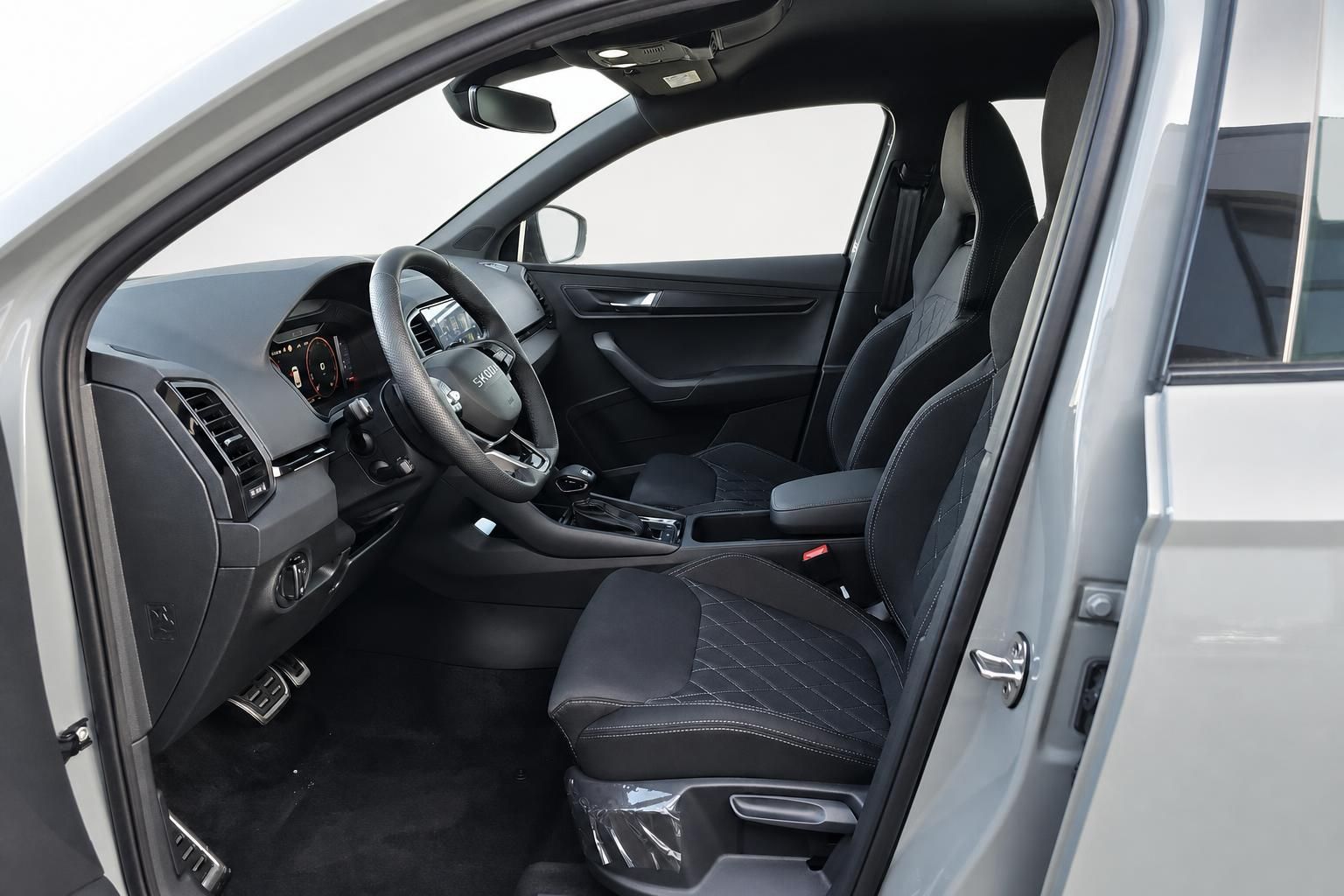 Skoda Fahrersitz und Cockpit durch geöffnete Fahrertür