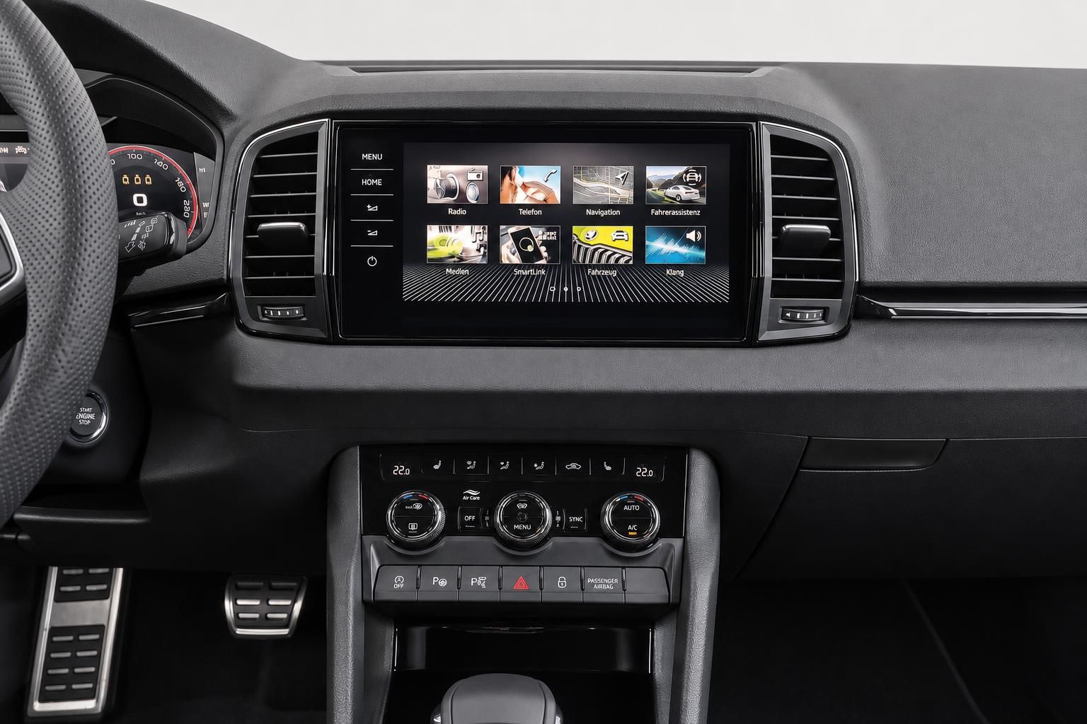 Skoda Infotainment-Bildschirm mit Menüoptionen im Cockpit