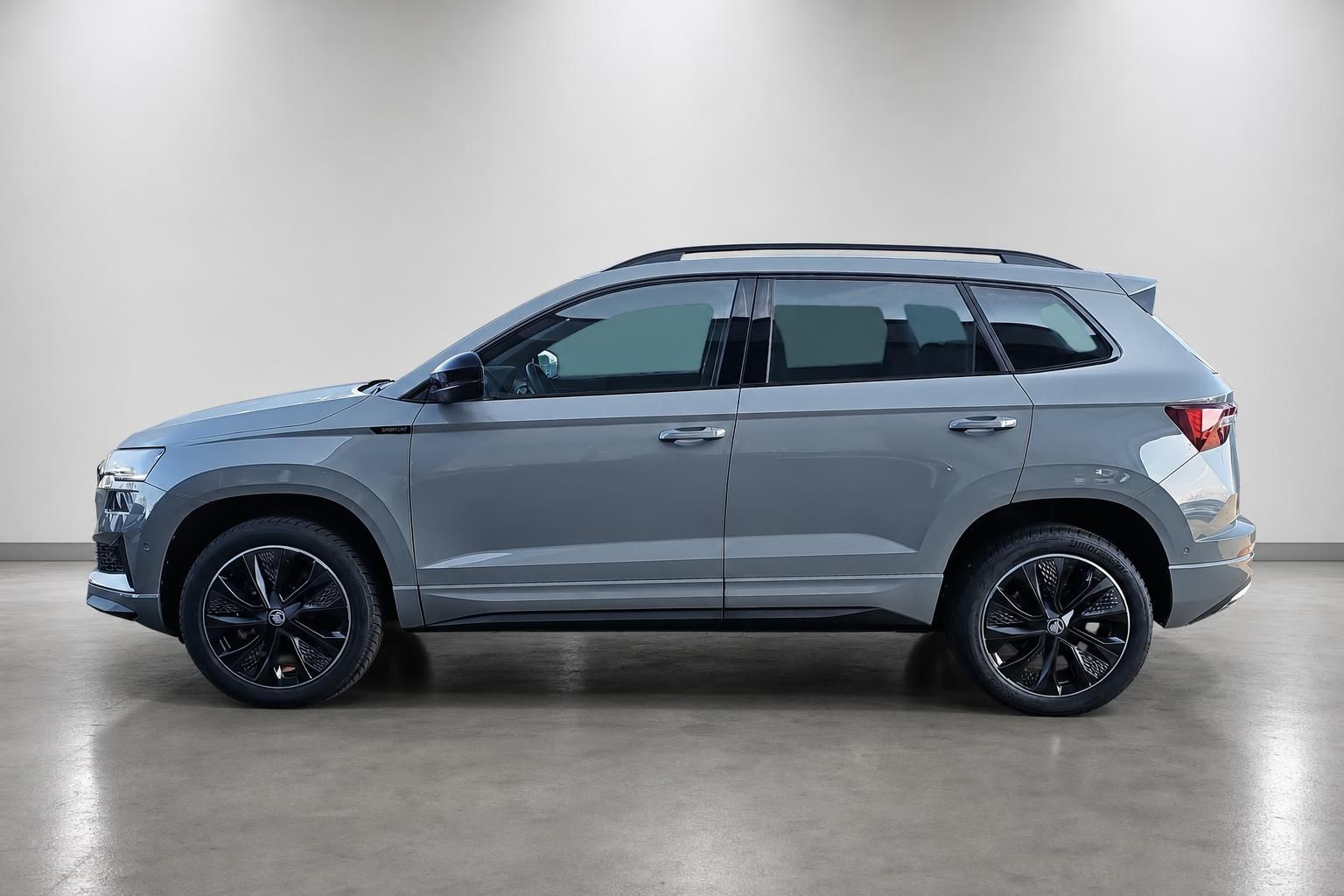 Škoda Karoq Sportline SUV grau, Seitenansicht im Studio