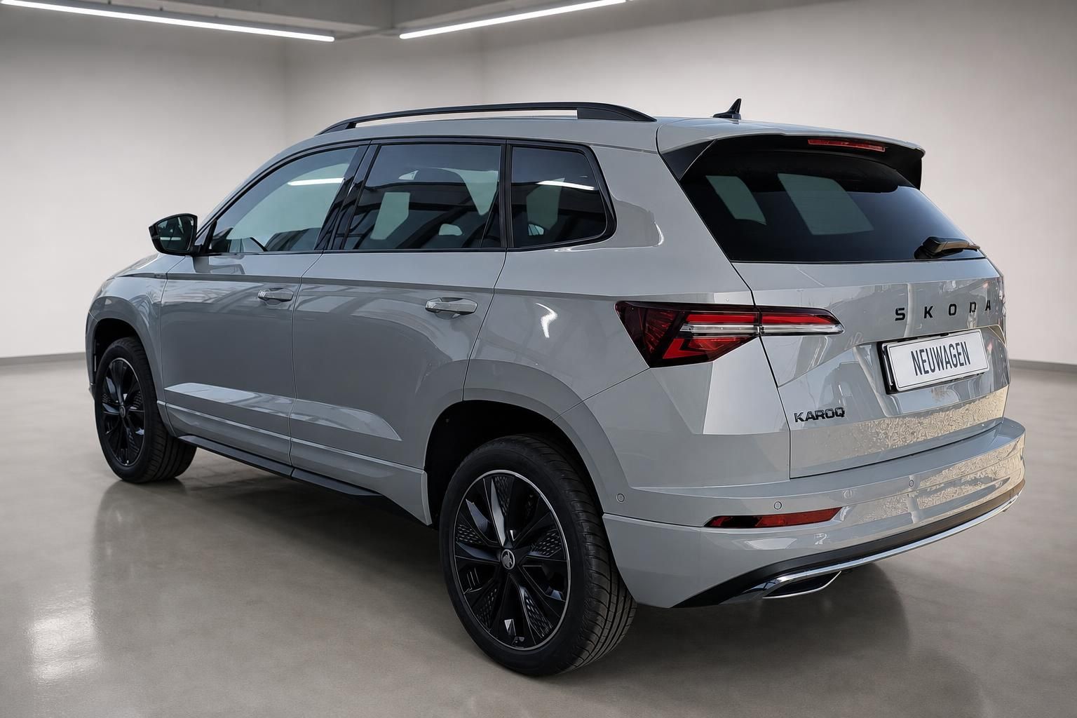 Škoda Karoq SUV grau, Heckansicht schräg im Showroom