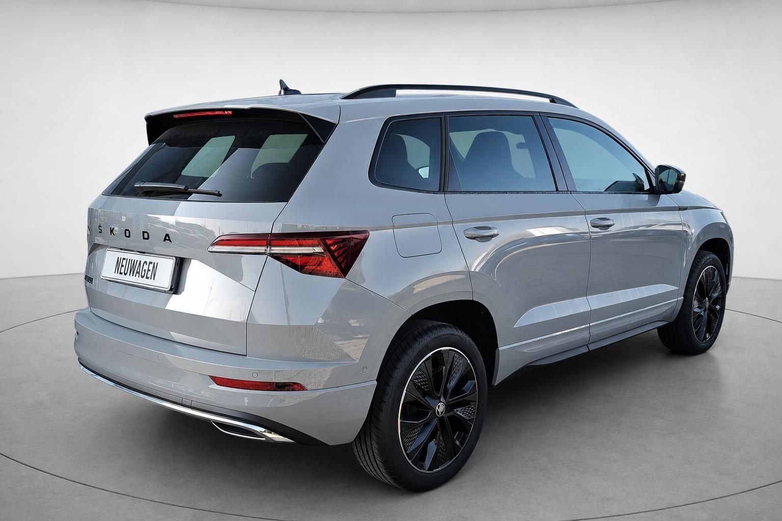 Škoda Karoq grau, Heckansicht schräg mit Dachreling