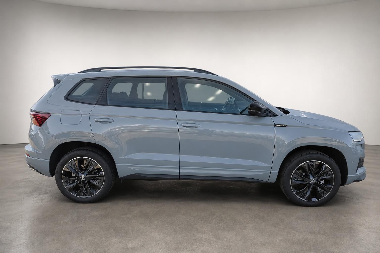 Škoda Karoq Sportline in Grau, Seitenansicht im Studio