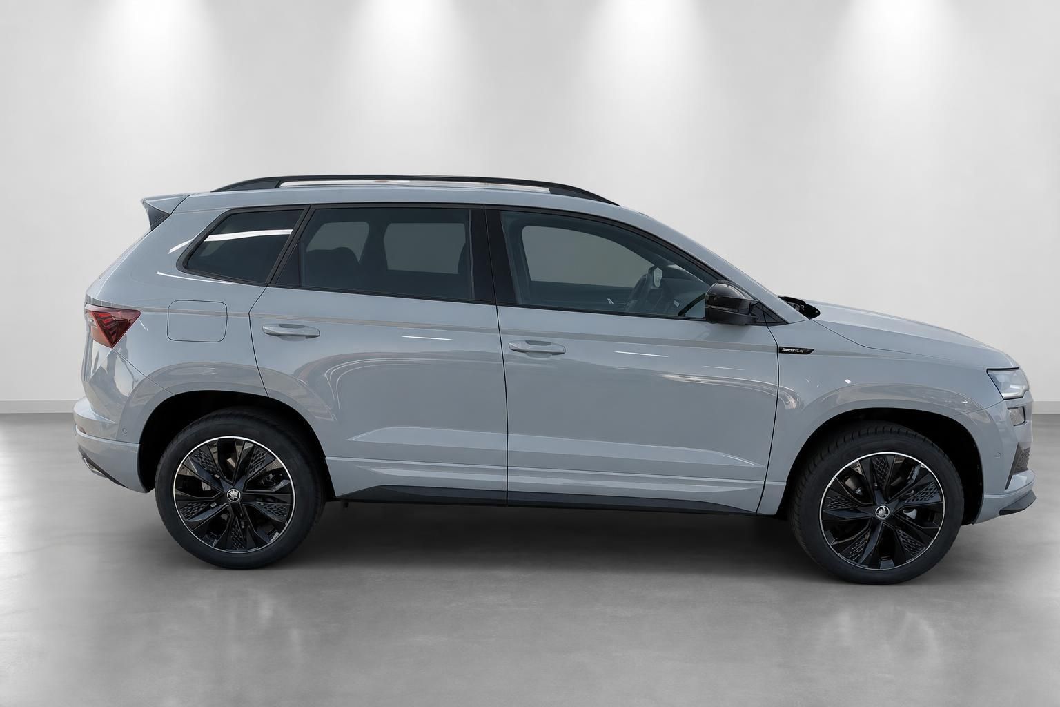 Škoda Karoq Sportline grau, Seitenprofil Studioaufnahme