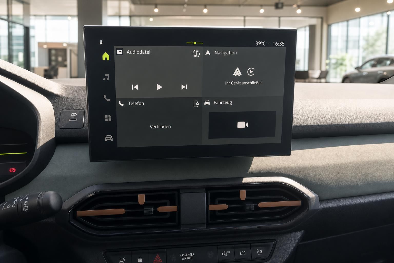 Dacia Sandero Infotainment-Touchscreen mit Navigationssystem und Media-Menü im Innenraum