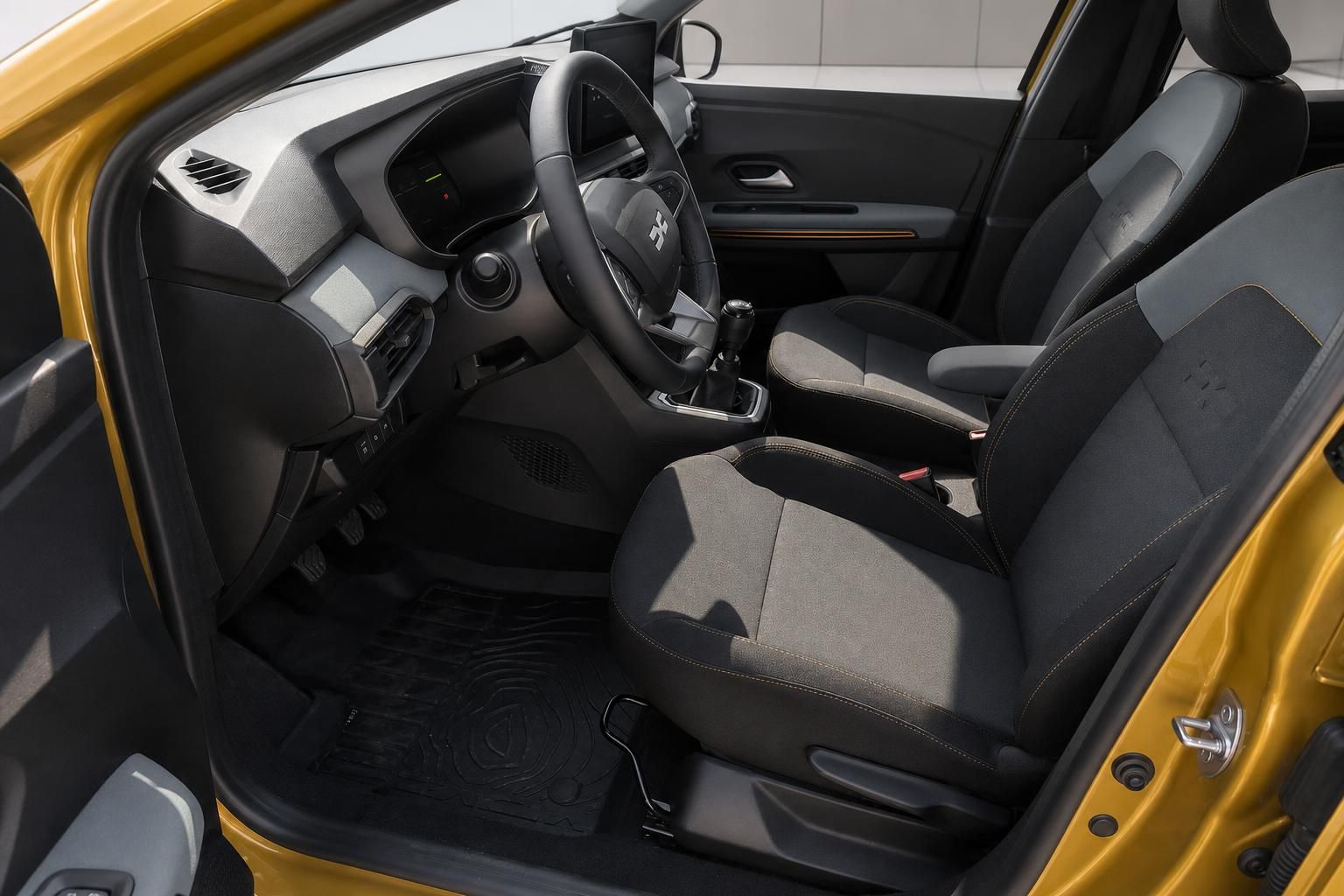 Dacia Sandero Stepway Innenraum Fahrersitz und Beifahrersitz in Grau mit Schaltgetriebe