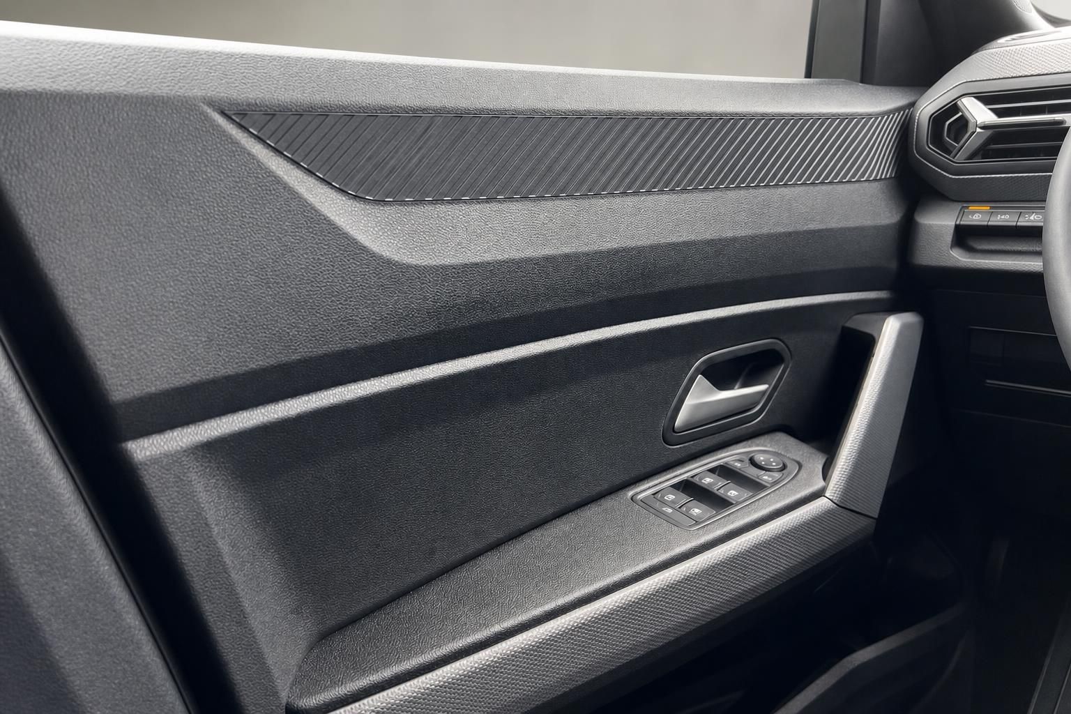 Fahrzeug Türverkleidung mit Fensterheberschaltern und Carbon-Optik Details