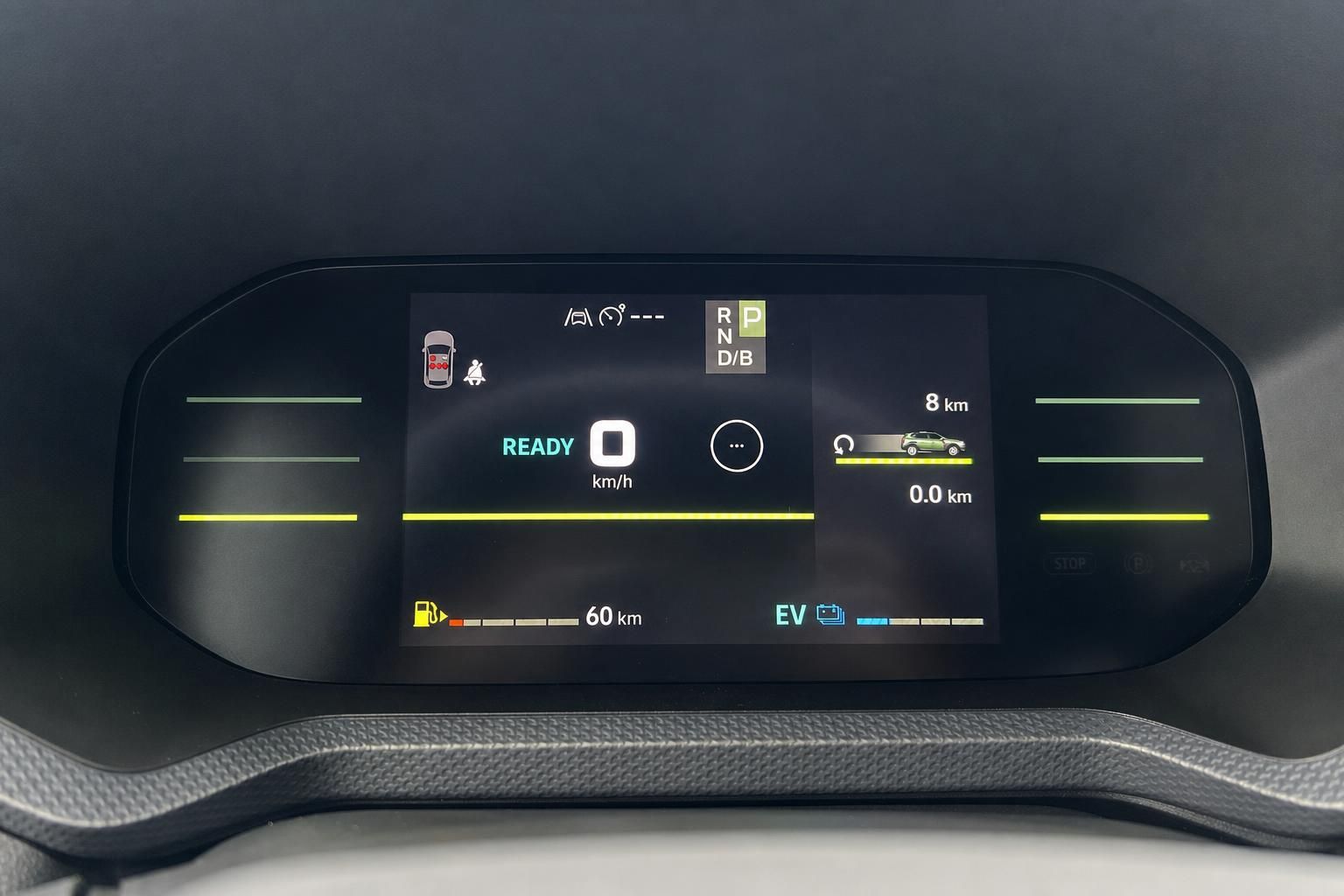 Digitales Kombiinstrument eines Elektrofahrzeugs mit Ladeanzeige und Reichweiteninformation