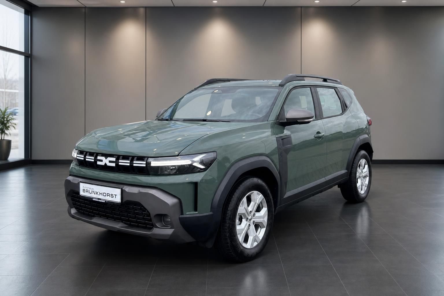 Dacia Duster SUV Seitenansicht grün metallic im Autohaus Showroom