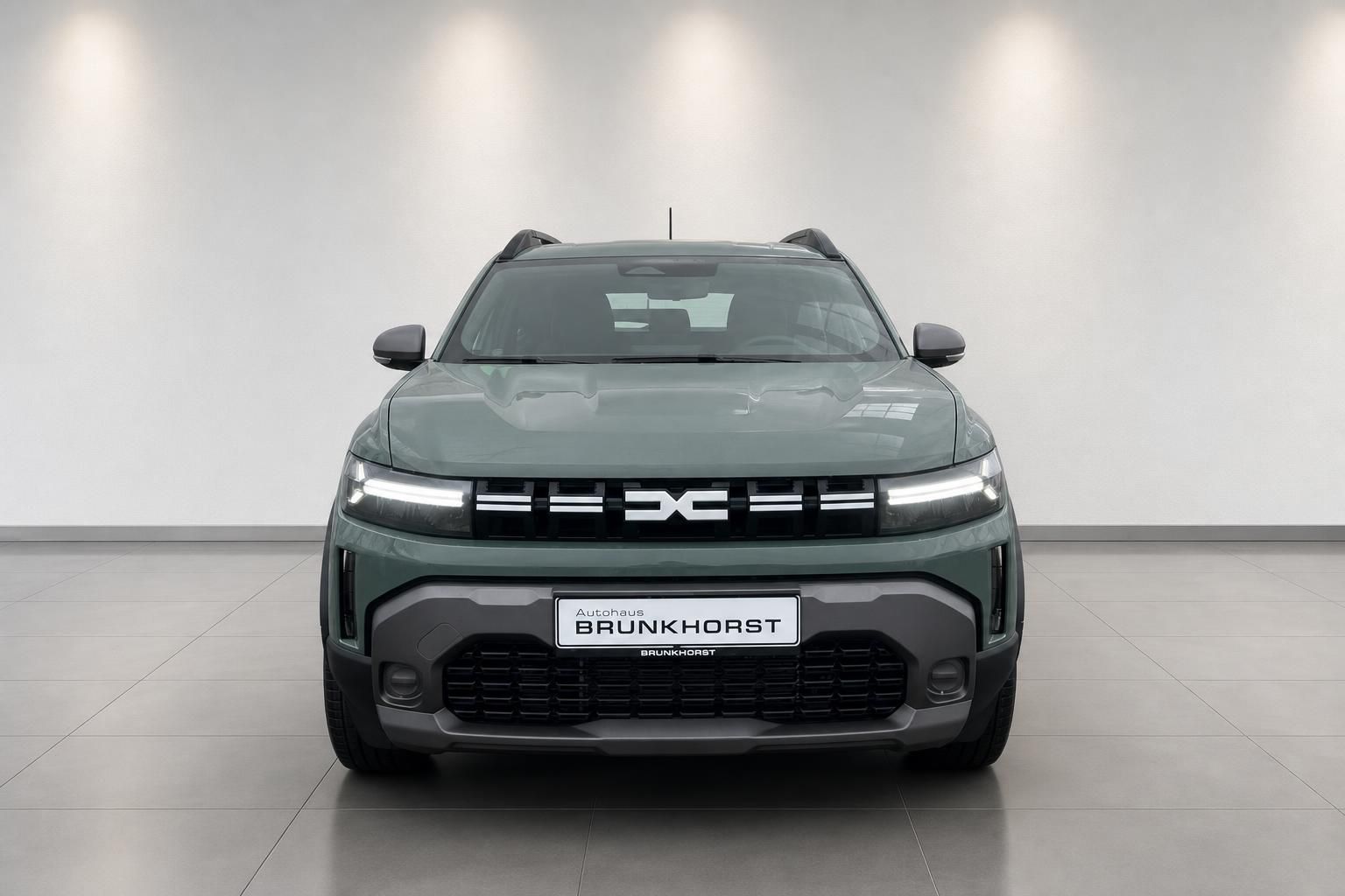 Dacia Duster SUV Frontansicht grün metallic im Autohaus Brunkhorst Showroom