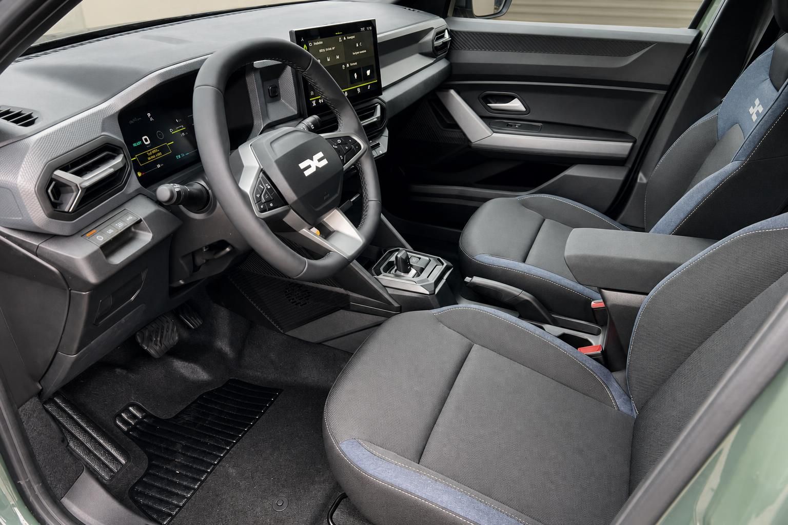 Dacia Duster Innenraum Fahrersicht mit Lenkrad und Sitzen