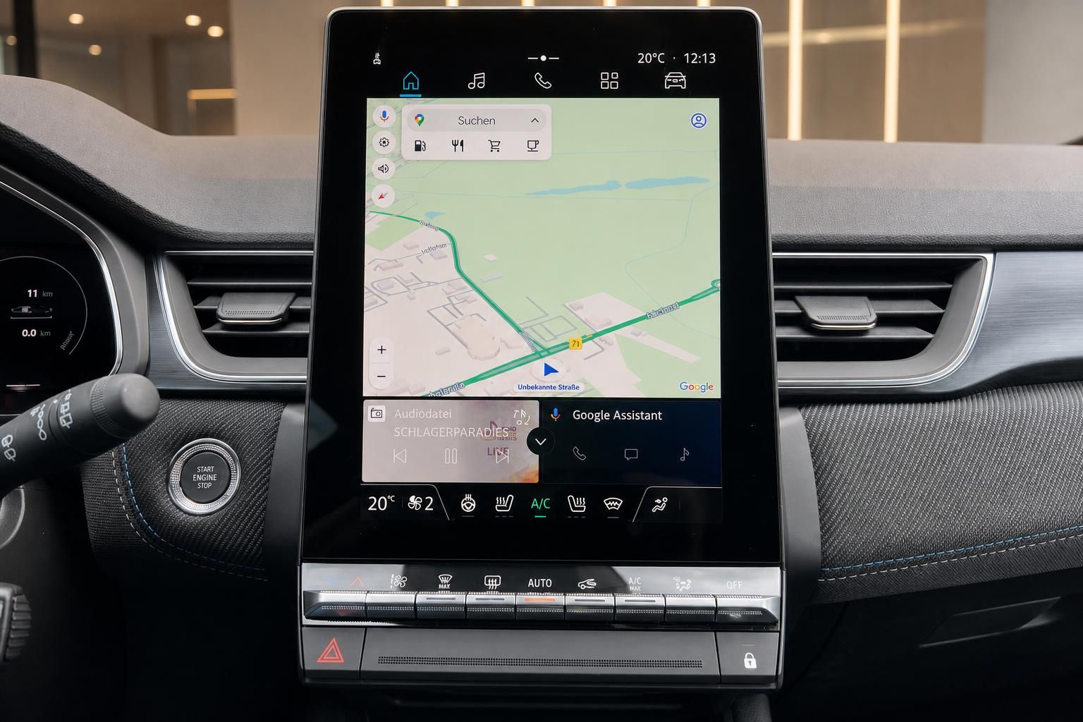 Renault Infotainment-System mit Navigationskarte und Google Maps Integration im Fahrzeug