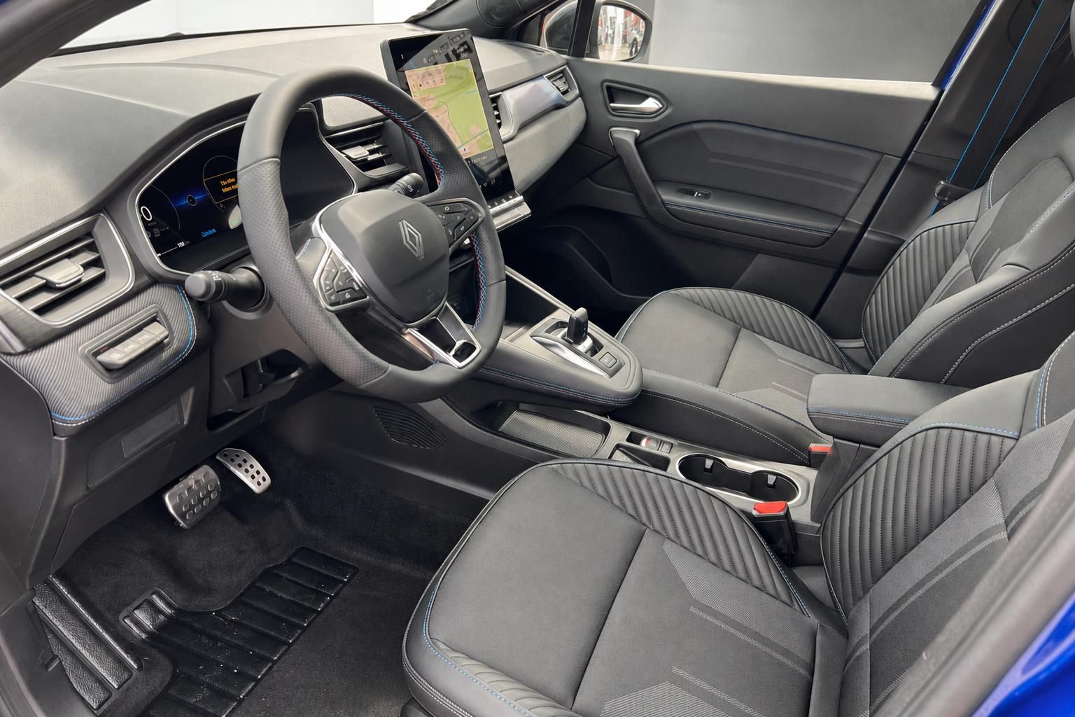 Renault Captur Innenraum Cockpit grau Sitze digitales Display