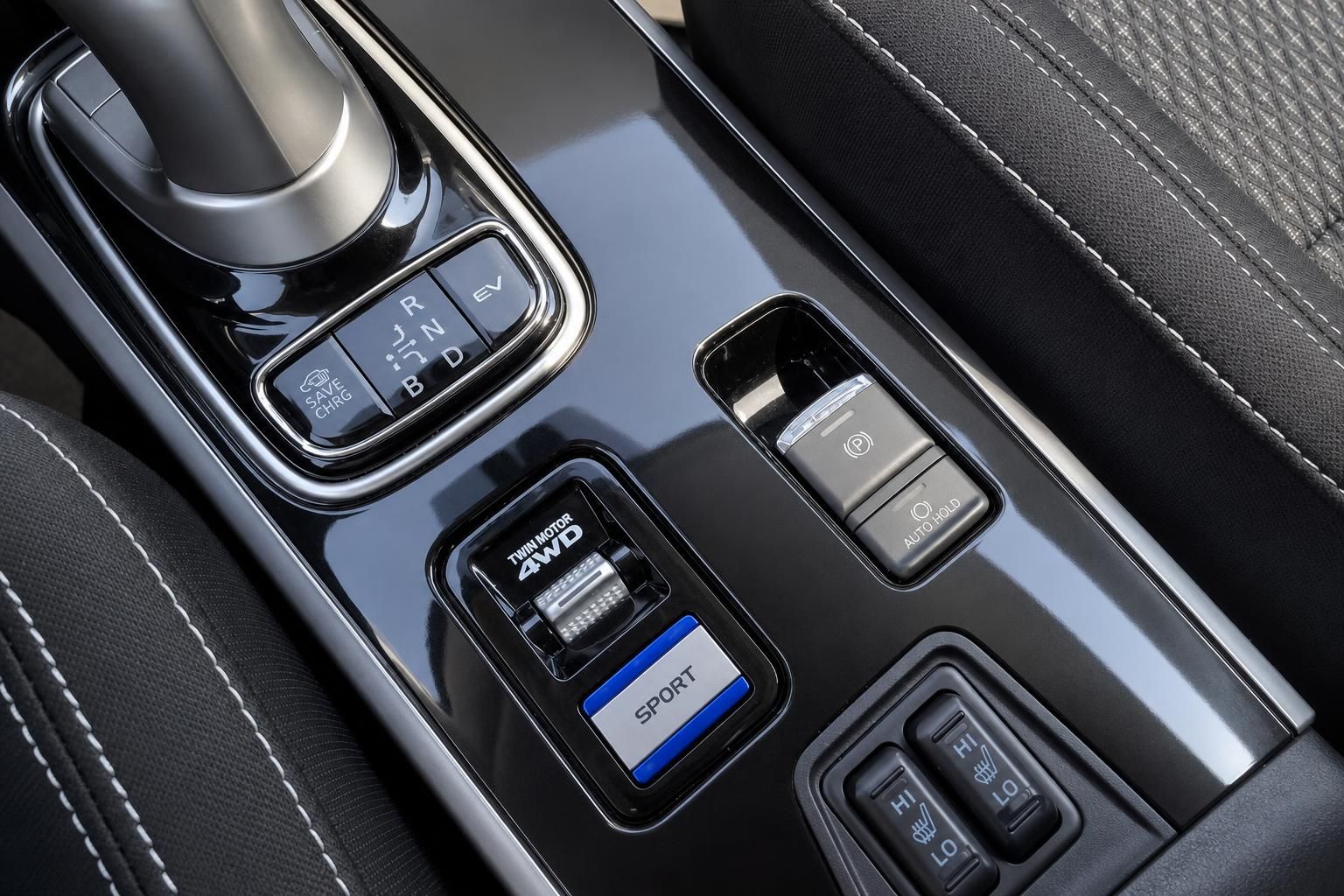 Mittelkonsole mit Schaltknauf und Fahrmodus-Tasten im Mitsubishi Outlander