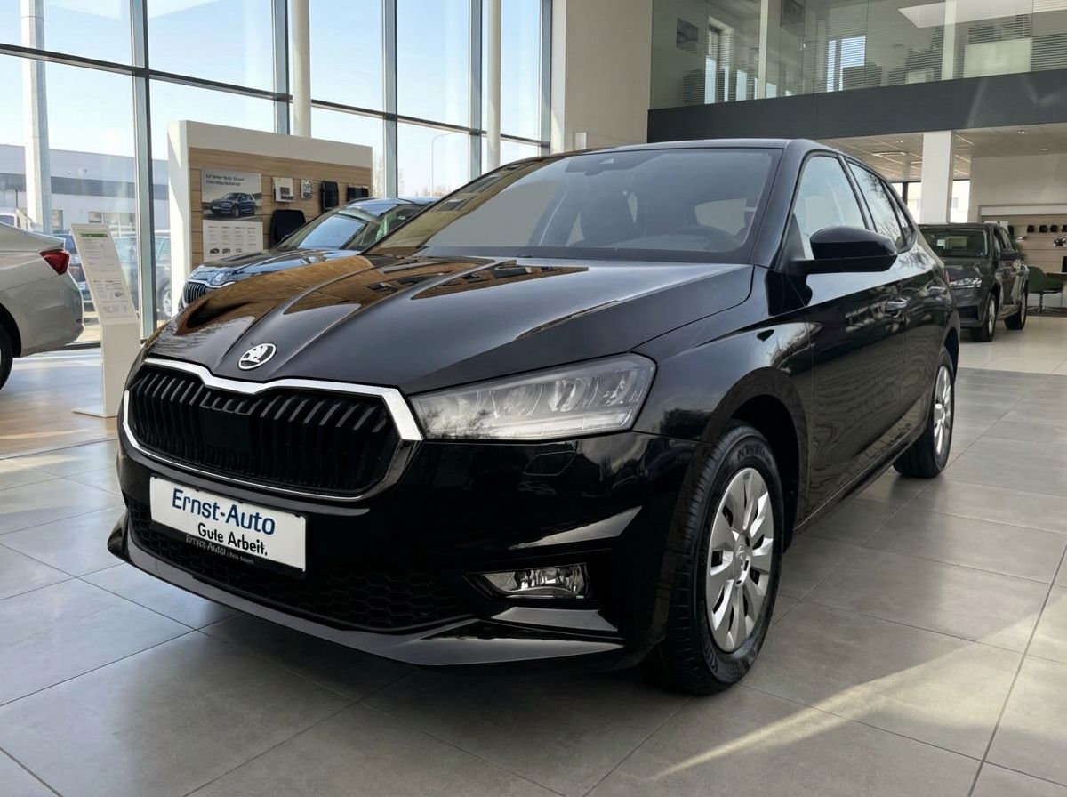 Schwarzer Škoda Fabia Hatchback im Autohaus Ernst-Auto Ausstellungsraum