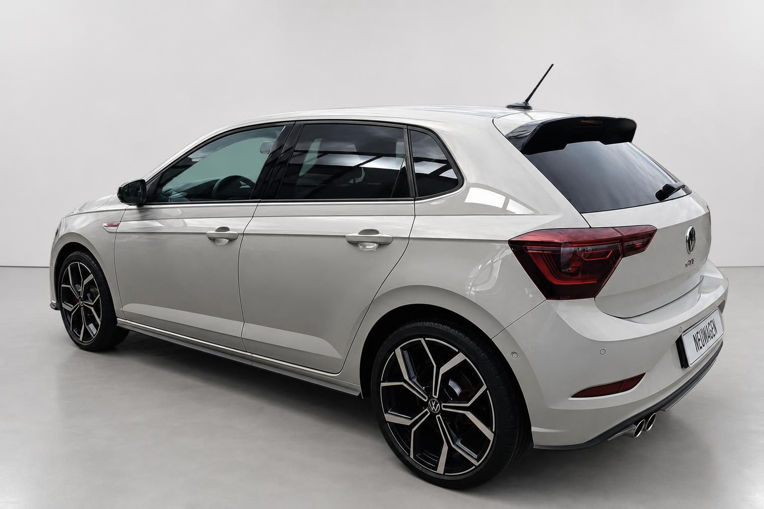 VW Polo GTI weiß, Heckansicht mit Doppelendrohr und Sportfelgen