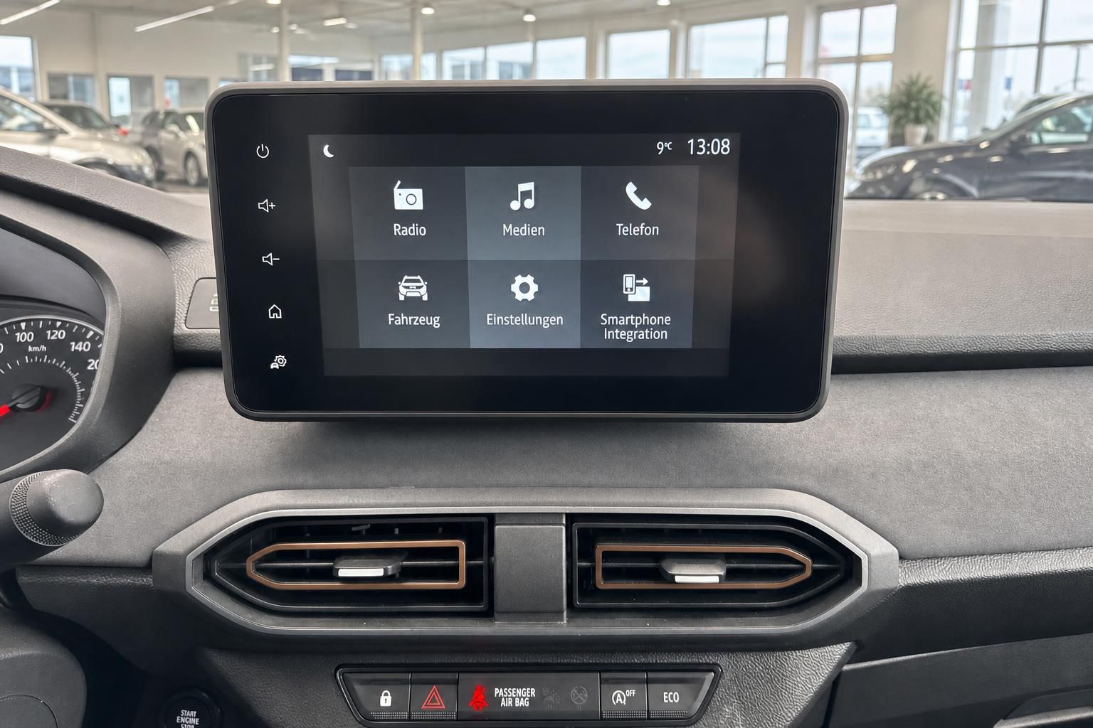 Modernes Fahrzeug-Infotainmentsystem mit Touchscreen im Armaturenbrett - Innenraum-Detail