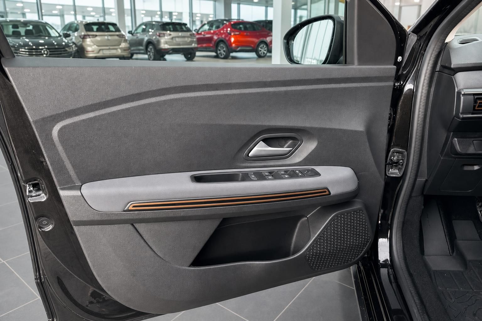 Dacia Türverkleidung mit orangefarbenen Akzenten und elektrischen Fensterhebern
