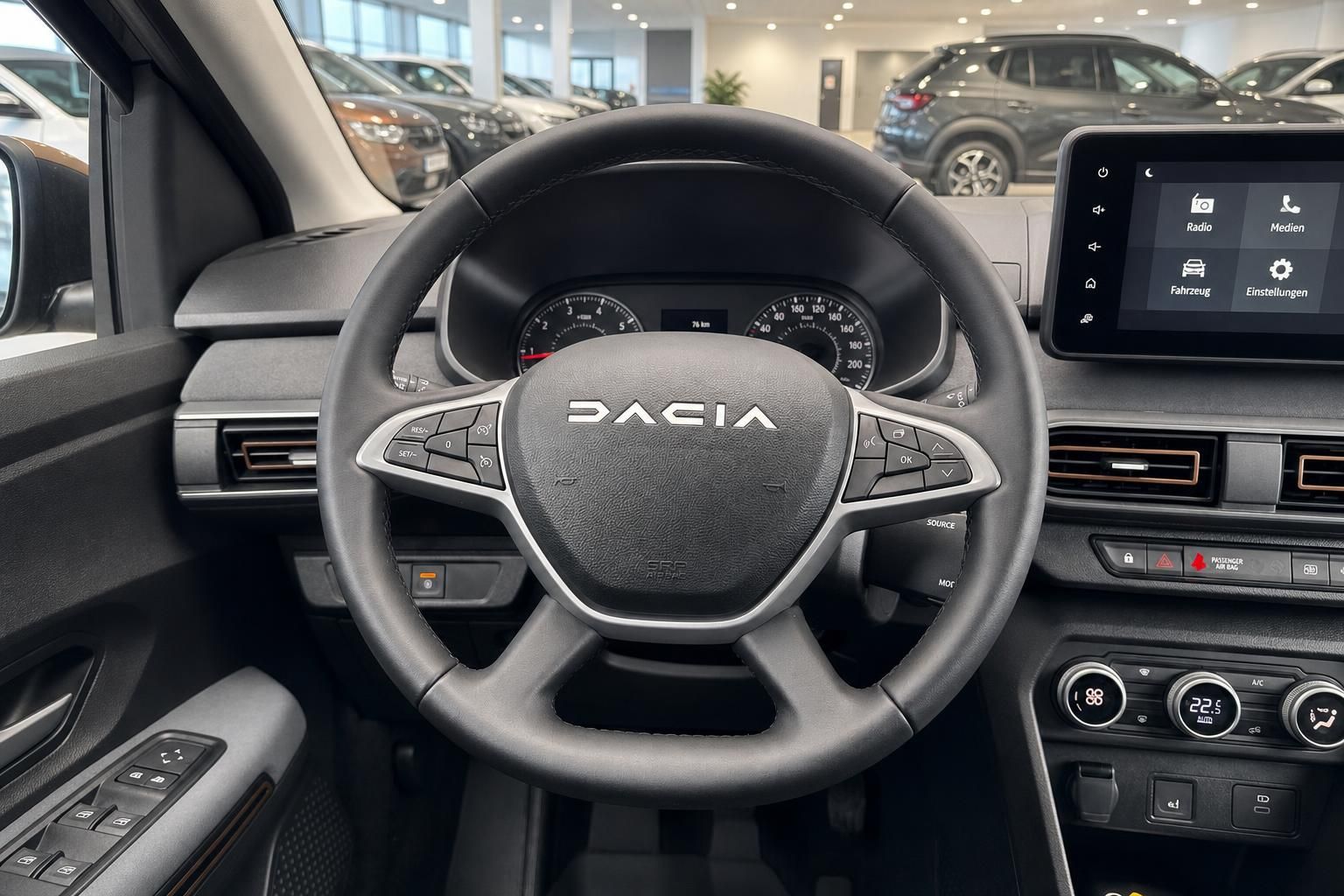 Dacia Innenraum mit Lenkrad, Armaturenbrett und Touchscreen-Display im Autohaus