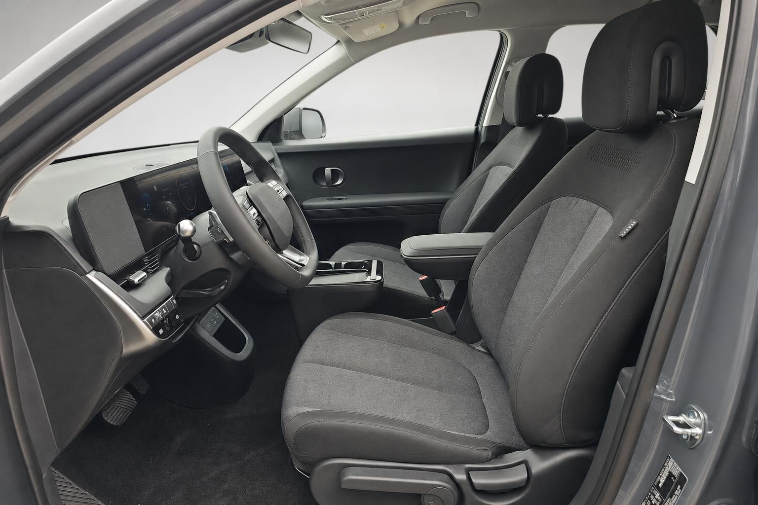 Innenraum Hyundai Ioniq 5 mit Stoffsitzen und Cockpit