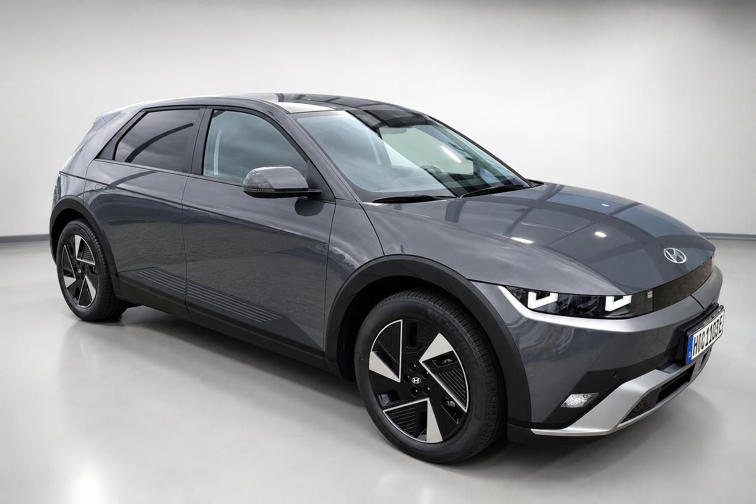 Hyundai Ioniq 5 grau, Frontansicht schräg im Studio