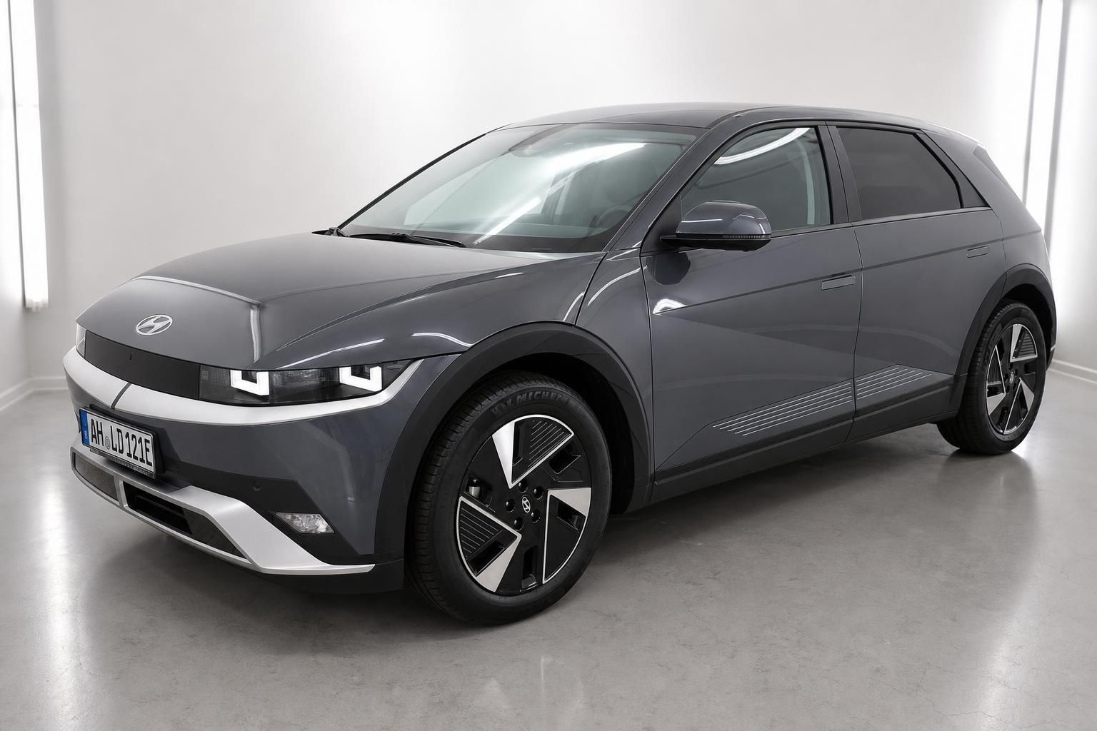 Hyundai Ioniq 5 grau, Frontansicht schräg im Showroom