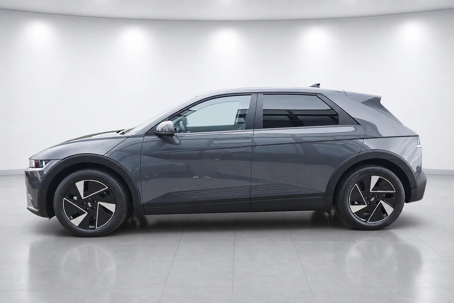 Hyundai Ioniq 5 grau, Seitenansicht in Studioumgebung