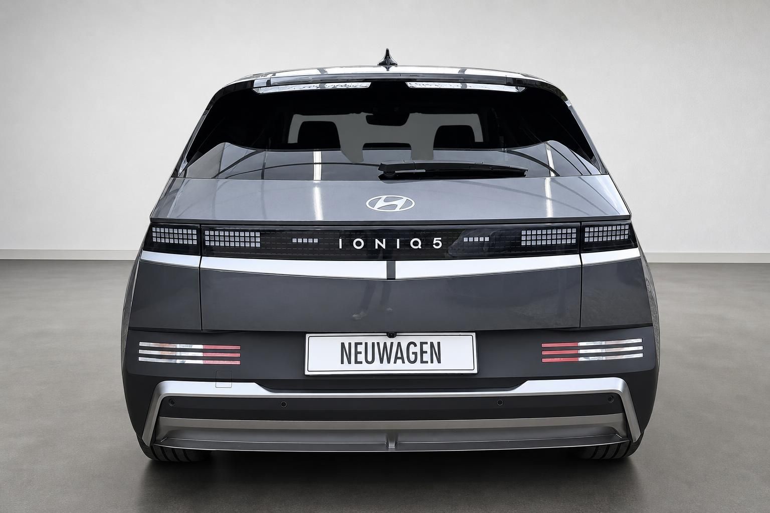 Hyundai Ioniq 5 Elektro-SUV in Grau, Heckansicht im Studio