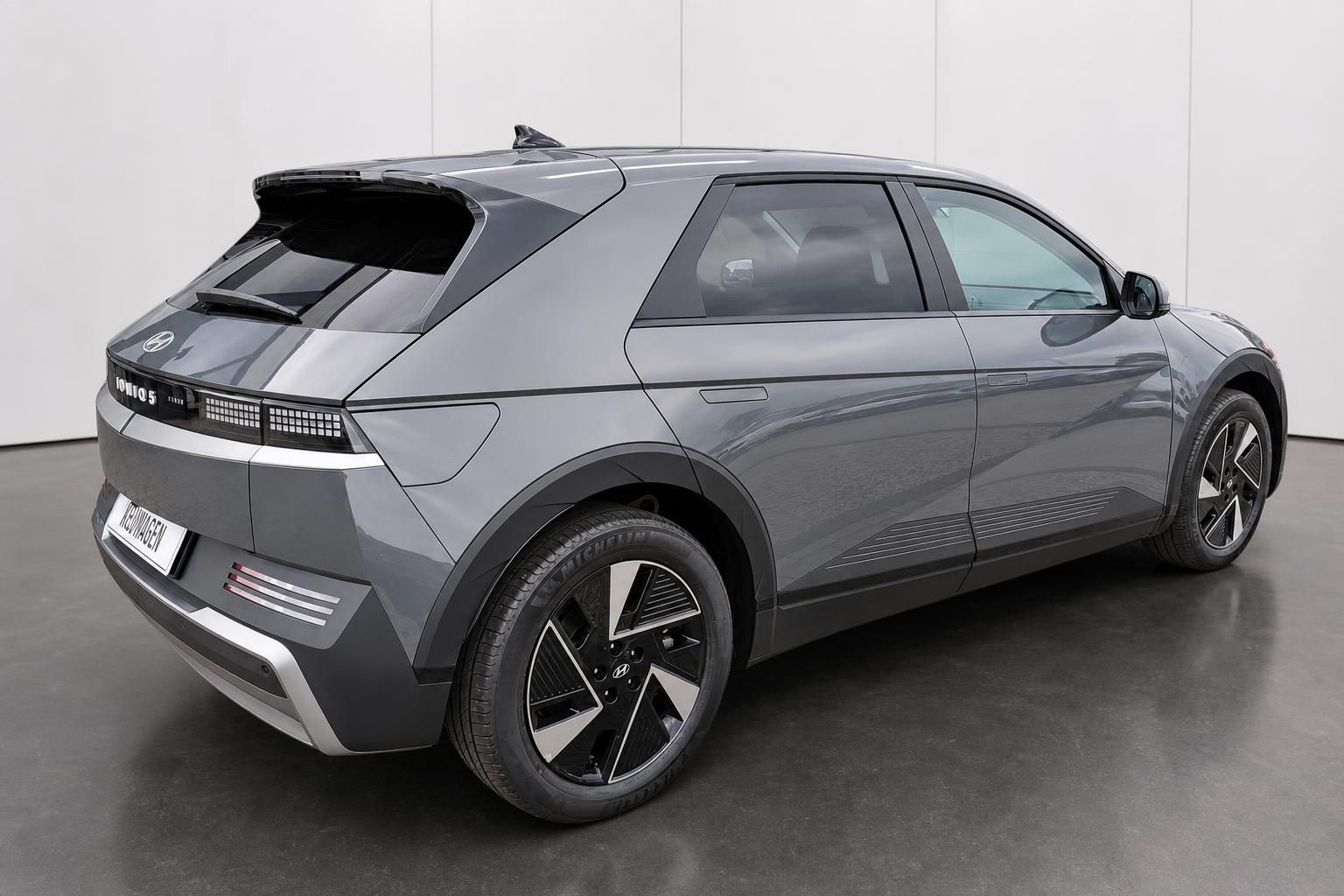 Hyundai Ioniq 5 in Grau, Seiten-Heckansicht mit Leichtmetallfelgen